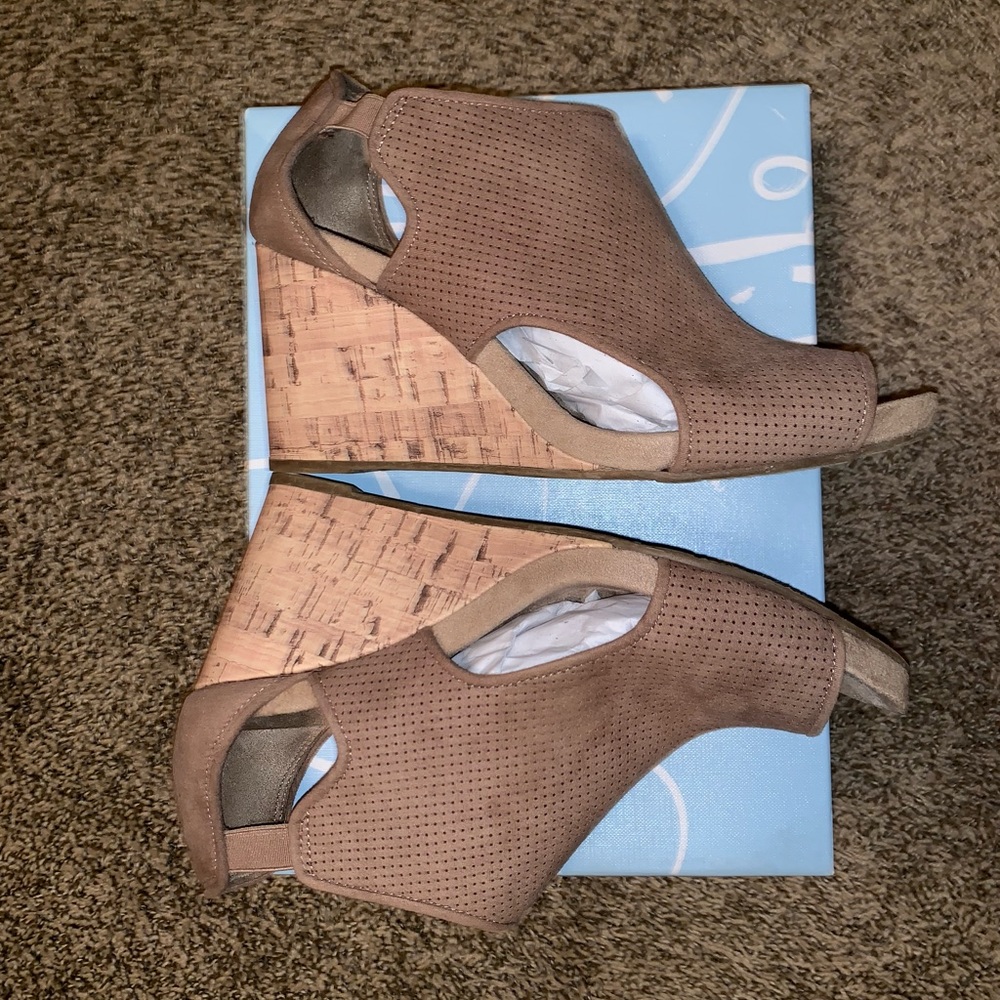 Tan/cork wedges 👠
